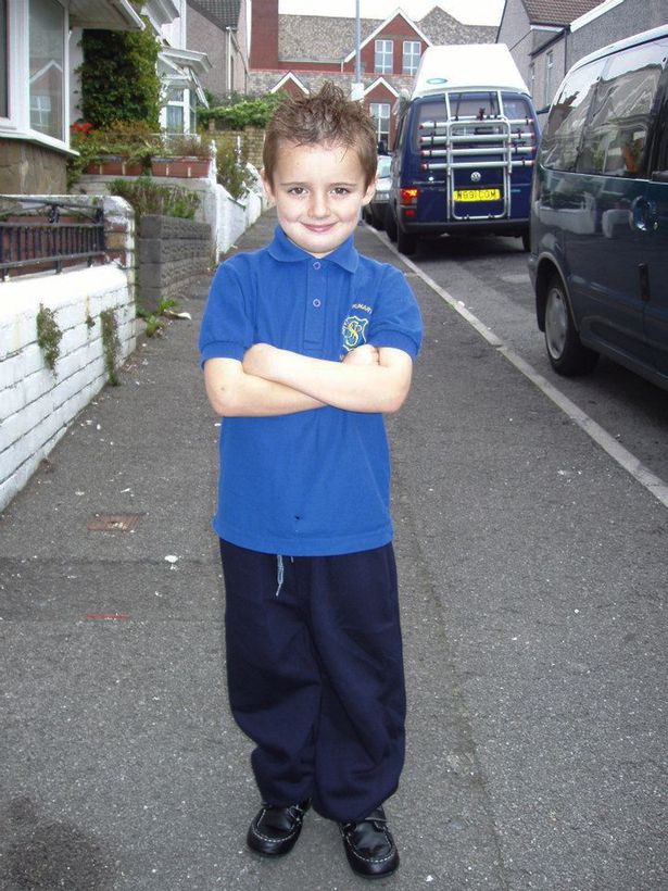 13 éve minden évben lefotózza iskolába induló fiát az apuka 