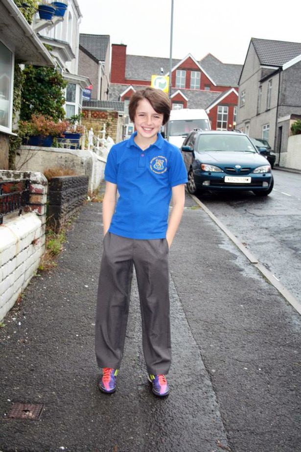 13 éve minden évben lefotózza iskolába induló fiát az apuka 