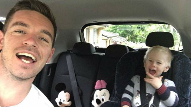 Szívbemarkoló poszttal emlékezik halva született kisfiára az apuka 