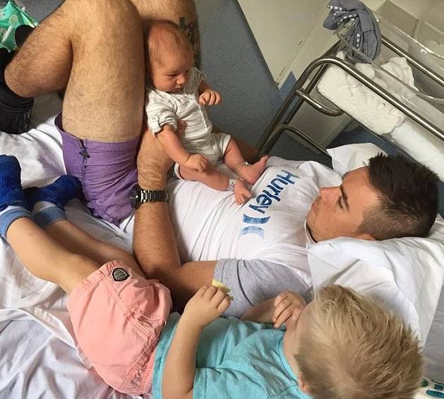 Szívbemarkoló poszttal emlékezik halva született kisfiára az apuka 