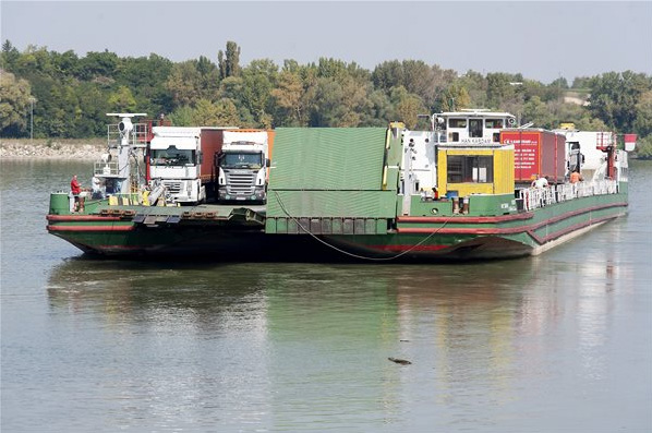Esztergom, 2016. szeptember 9. Kamionok a kompon az Esztergom és Párkány közötti teherkomp átadásán az esztergomi teherkomp kikötőben 2016. szeptember 9-én. Az 1,1 milliárd forintos beruházással megsz
