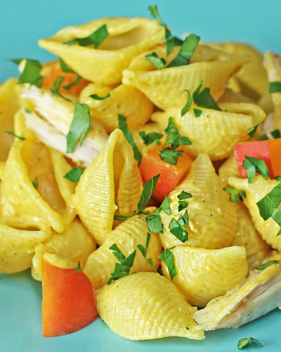 Izgalmas csirkés tésztasaláta mangóval, amivel tovább őrizheted a nyári ízeket