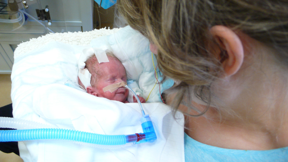 Jancsi először kézben - hathetesen, anyák napján