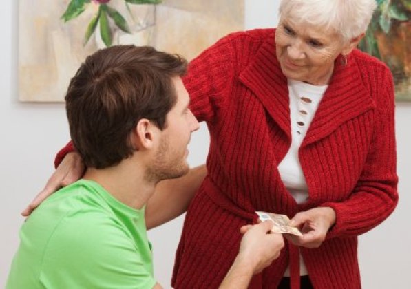 5 trükk, amivel manapság becsapják az öregeket