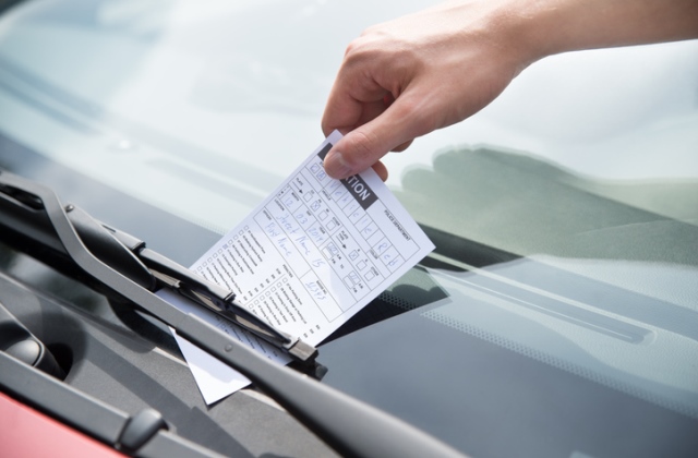 Vigyázz, nem mindegy, hová teszed a parkoló cédulát
