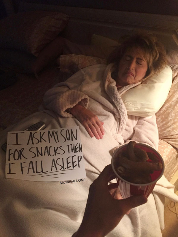 Az internet sztárja az anyuka, aki mindig elalszik miután nassolni hoznak neki