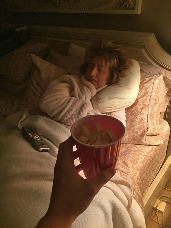 Az internet sztárja az anyuka, aki mindig elalszik miután nassolni hoznak neki