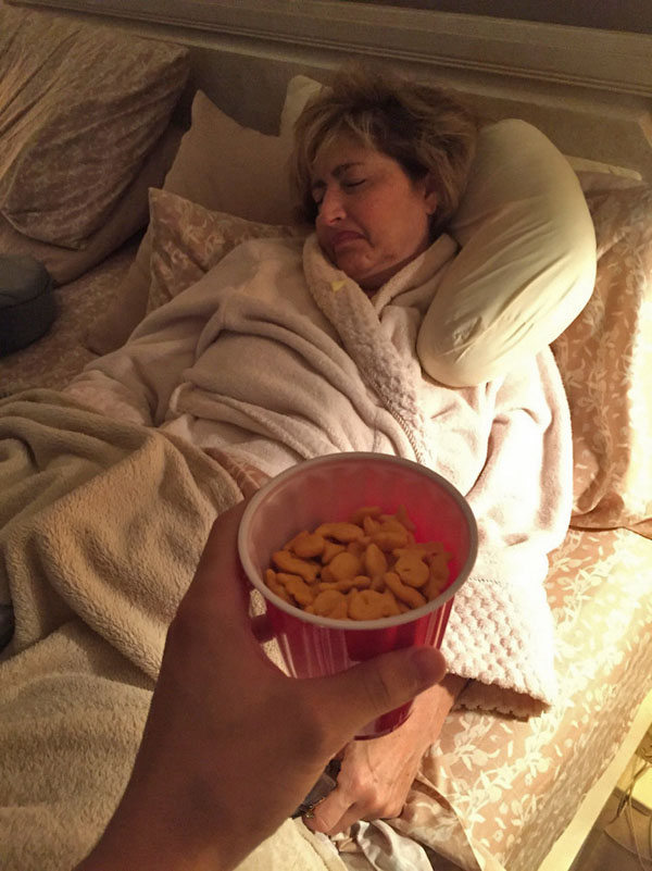 Az internet sztárja az anyuka, aki mindig elalszik miután nassolni hoznak neki