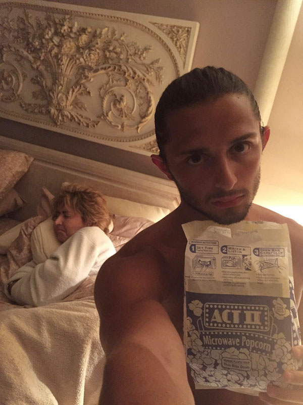 Az internet sztárja az anyuka, aki mindig elalszik miután nassolni hoznak neki