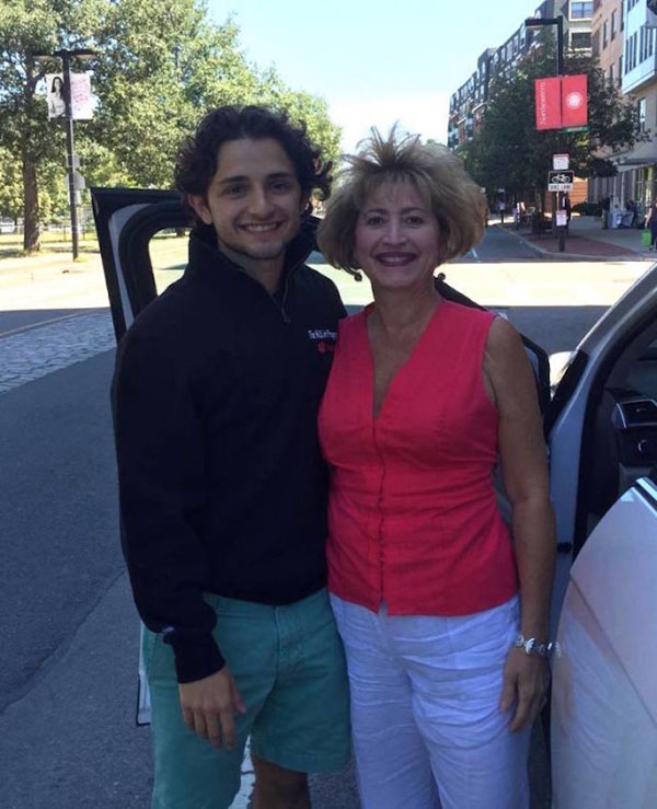 Az internet sztárja az anyuka, aki mindig elalszik miután nassolni hoznak neki