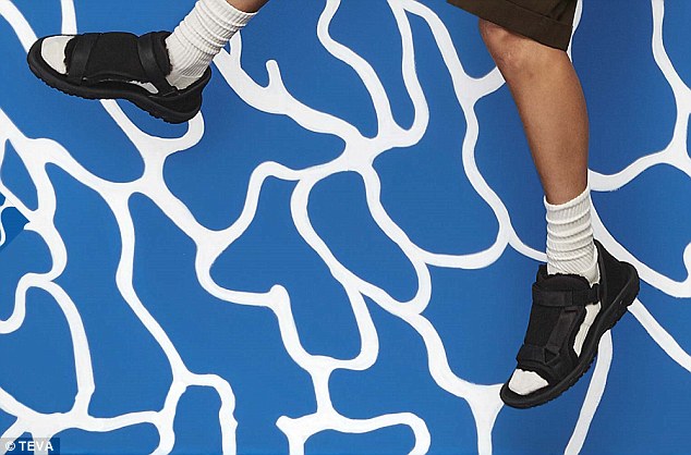 Ronda szandál borította ki az internetet