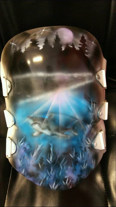 Ezt a fűzőt már büszkén viseli Xavier (Fotó: Ashley King/Facebook)