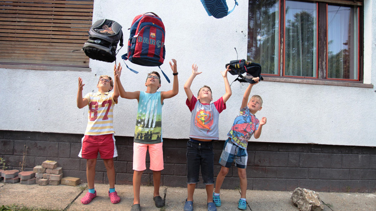 Nehéz iskolatáska: nemcsak egészségtelen, de felesleges is