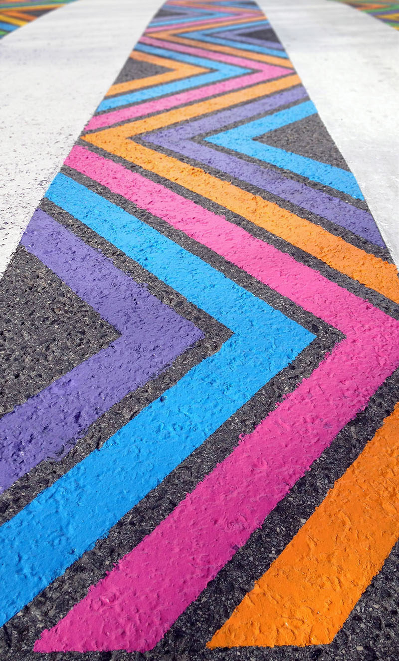 Színesre festette a zebrákat egy madridi művész - varázslatos fotók Színesre festette a zebrákat egy madridi művész - varázslatos fotók