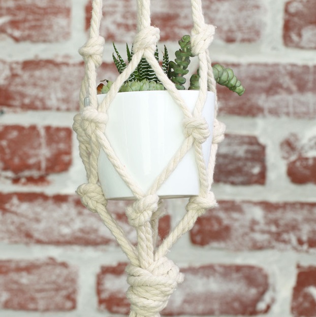 Most megmutatjuk, hogyan készíthetsz gyönyörű, makramés virágtartót - videó Most megmutatjuk, hogyan készíthetsz gyönyörű, makramés virágtartót - videó