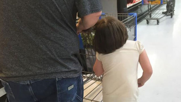 Kiakadt a net az apukára, aki a hajánál fogva rángatta kislányát bevásárlás közben