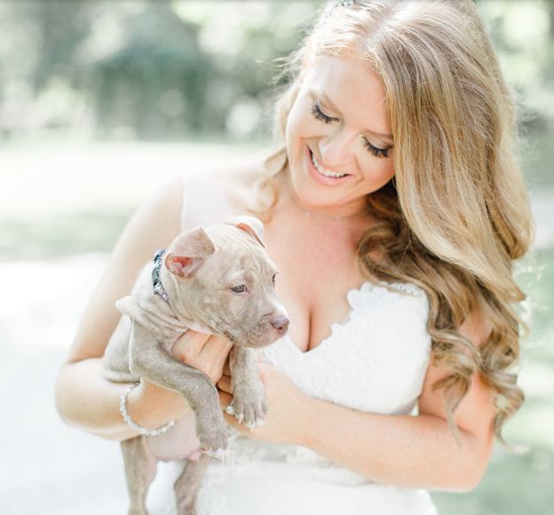 Kiskutyákra cserélték a virágokat az esküvői fotózáson Kiskutyákra cserélték a virágokat az esküvői fotózáson