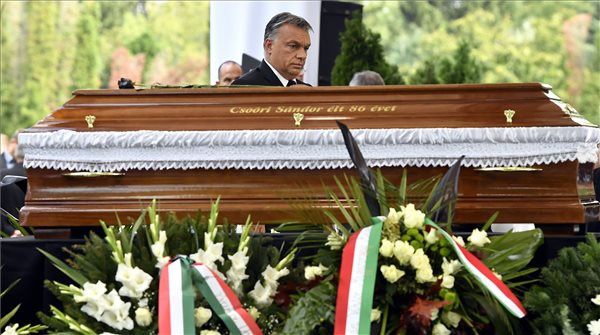 Orbán Viktor Csoóri Sándor koporsója mellett - Fotó: MTI - Illyés Tibor 