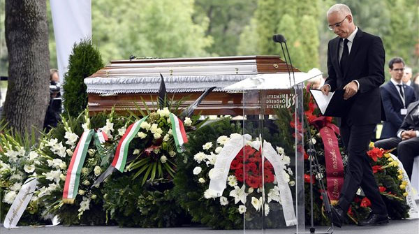 Balog Zoltán Csoóri Sándor koporsójánál - Fotó: MTI - Illyés Tibor 