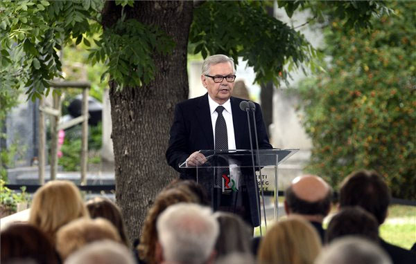 Kósa Ferenc filmrendező mond beszédet Csoóri Sándor temetésén - Fotó: MTI - Illyés Tibor  
