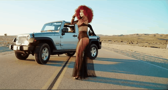 Radics Gigit ebben a ruhában agyon dicsérik