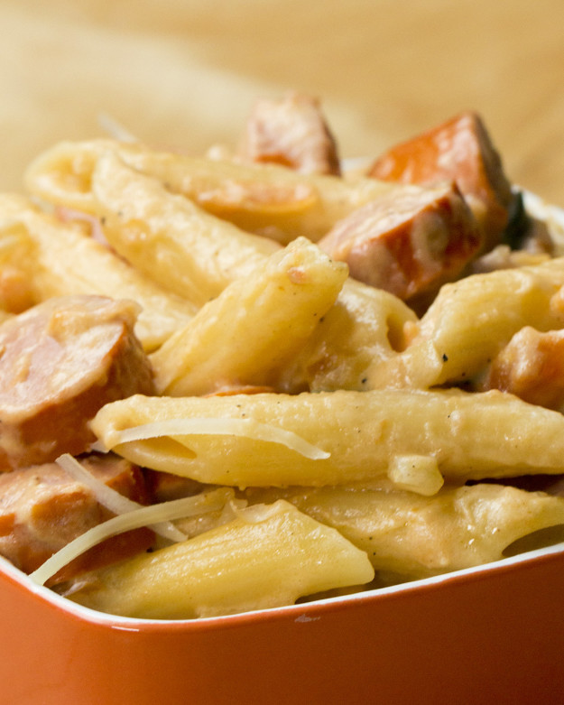 Gyors vacsora: hot dog ihlette tésztás egytál