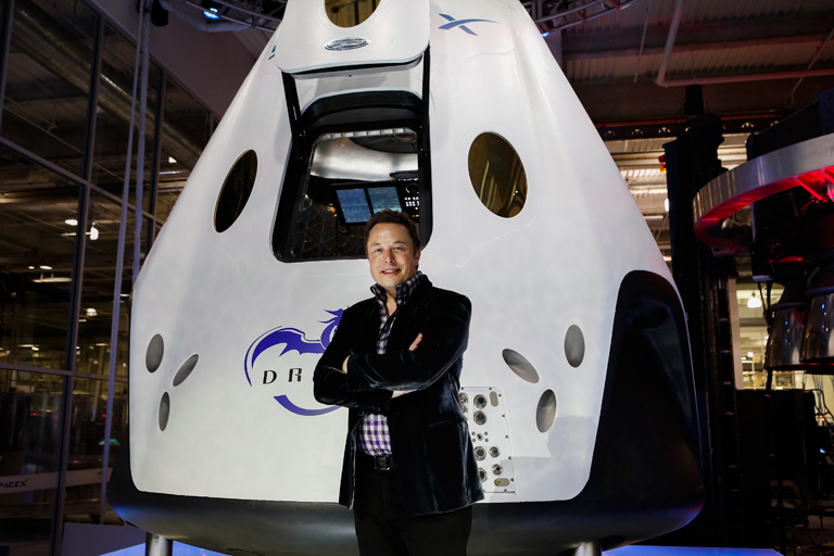 Elon Musk a Dragon V2 űrtaxi bemutatóján