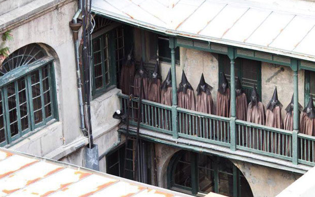 Ijesztő lényeket vett észre az esküvői fotón – te látod őket? 