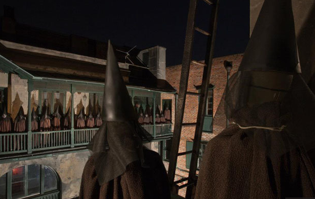 Ijesztő lényeket vett észre az esküvői fotón – te látod őket? 