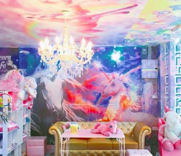 Megnyílt az első unikornisos kávézó, és tényleg elég mesebeli lett