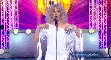 Vásáry André szőke nőként nagyon hiteles