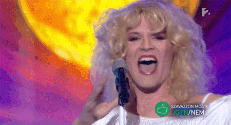 Vásáry André szőke nőként nagyon hiteles