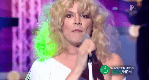 Vásáry André szőke nőként nagyon hiteles