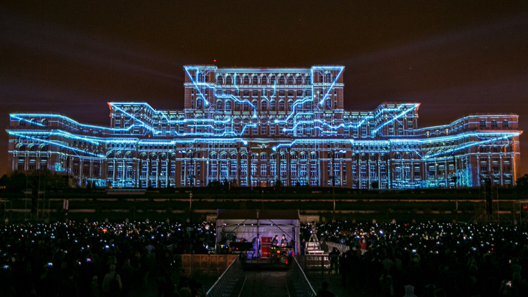 A digitális világ megjelenítése az épületen (Fotó: Limelight Projection Mapping/Alex Barbulescu)