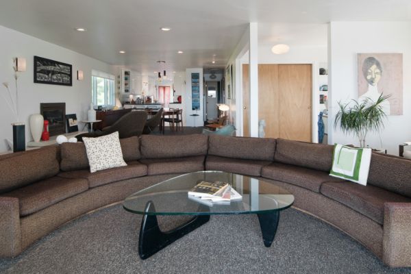 Ha szeretnél egy 70-es éveket idéző nappalit magadnak, akkor egyszerű kanapét és mindenképp üvegasztalt válassz hozzá.