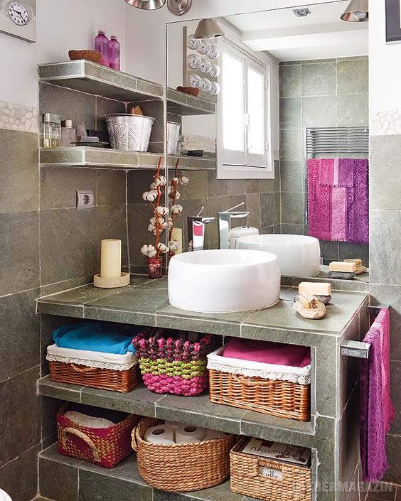 Egy kis vidámság a 70-es. 80-as évek lakberendezési stílusát idézi ez a fürdőszoba.