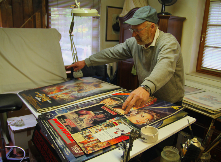 Regős Béla rajzasztalát plakátok borítják (Fotó: Badits Marcell/Plakátfiú)