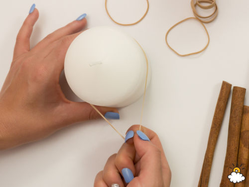 DIY: mutatós gyertya fahéjrudakkal körbevéve DIY: mutatós gyertya fahéjrudakkal körbevéve