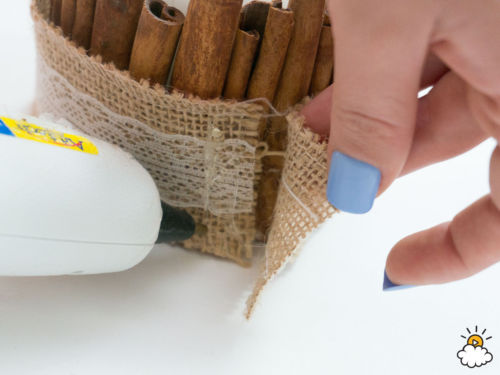 DIY: mutatós gyertya fahéjrudakkal körbevéve DIY: mutatós gyertya fahéjrudakkal körbevéve