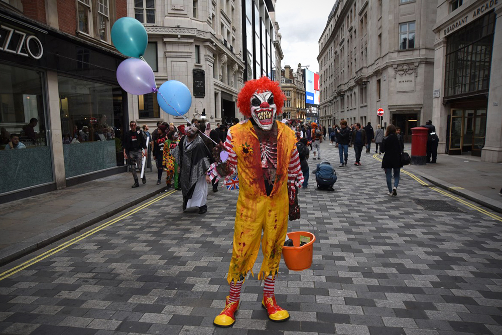 Zombik lepték el Londont - fotók csak erős idegzetűeknek!