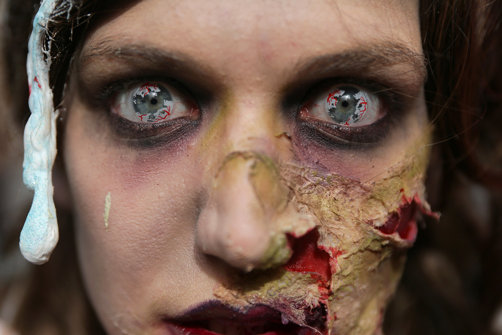 Zombik lepték el Londont - fotók csak erős idegzetűeknek!