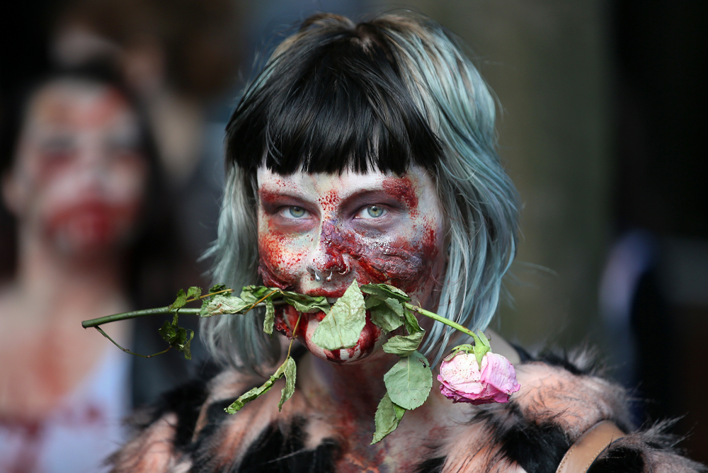 Zombik lepték el Londont - fotók csak erős idegzetűeknek!