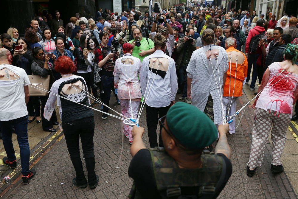 Zombik lepték el Londont - fotók csak erős idegzetűeknek!