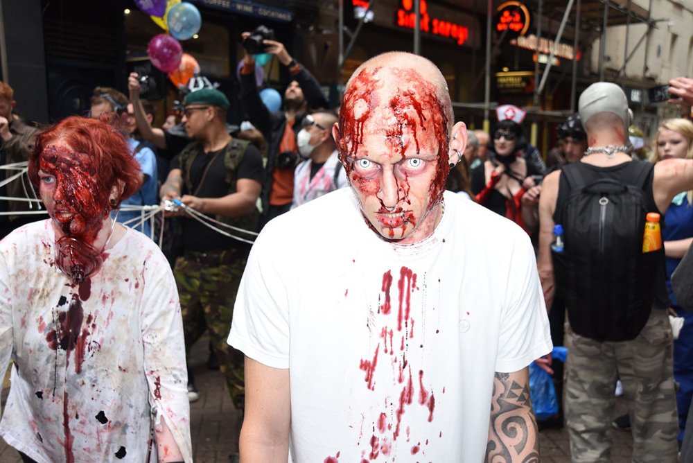 Zombik lepték el Londont - fotók csak erős idegzetűeknek!