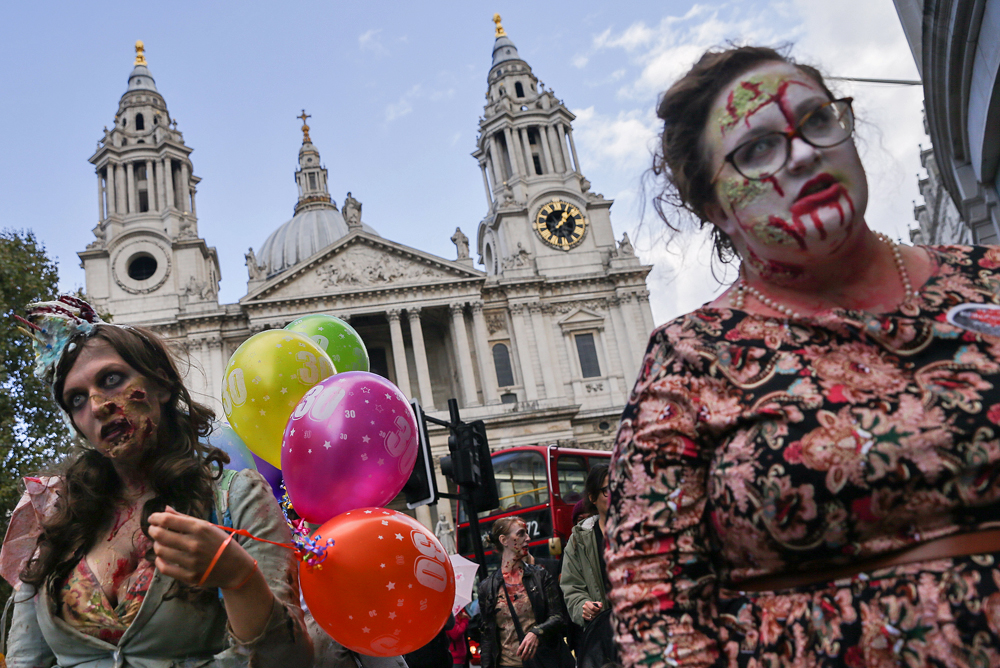 Zombik lepték el Londont - fotók csak erős idegzetűeknek!