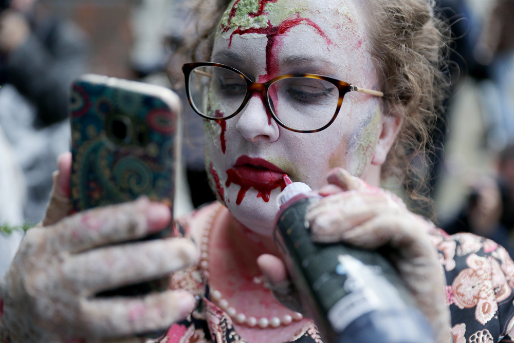 Zombik lepték el Londont - fotók csak erős idegzetűeknek!