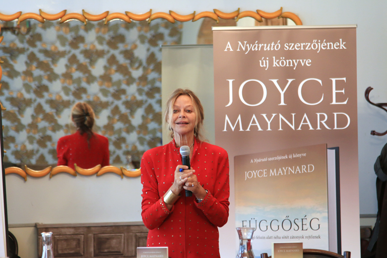 a Függőség c. könyvének bemutatóján (Fotó:  Alexandra Pódium)