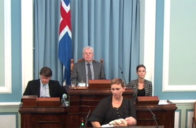 Felszólalás közben szoptatott egy képviselőnő a parlamentben