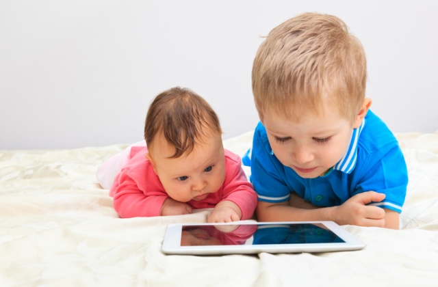 A tabletek és mobilok okolhatók a gyerekek rövidlátásáért