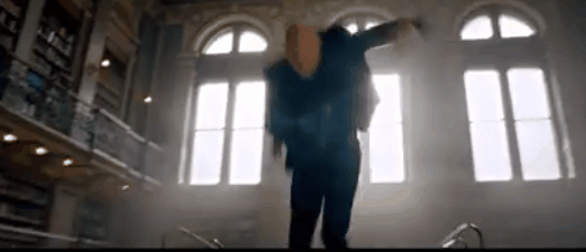 Revicky Gábor a könyvtár asztalán táncol az új szpotban